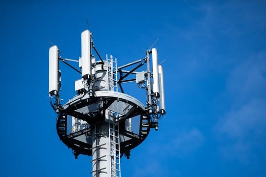 Ein Mast mit verschiedenen Antennen von Mobilfunkanbietern.