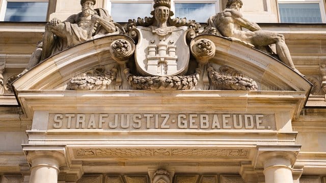 Der Eingang des Strafjustizgebäudes: Der Bundesgerichtshof gab den Hamburger Richtern recht. Der Eingang des Strafjustizgebäudes: Der Bundesgerichtshof gab den Hamburger Richtern recht.