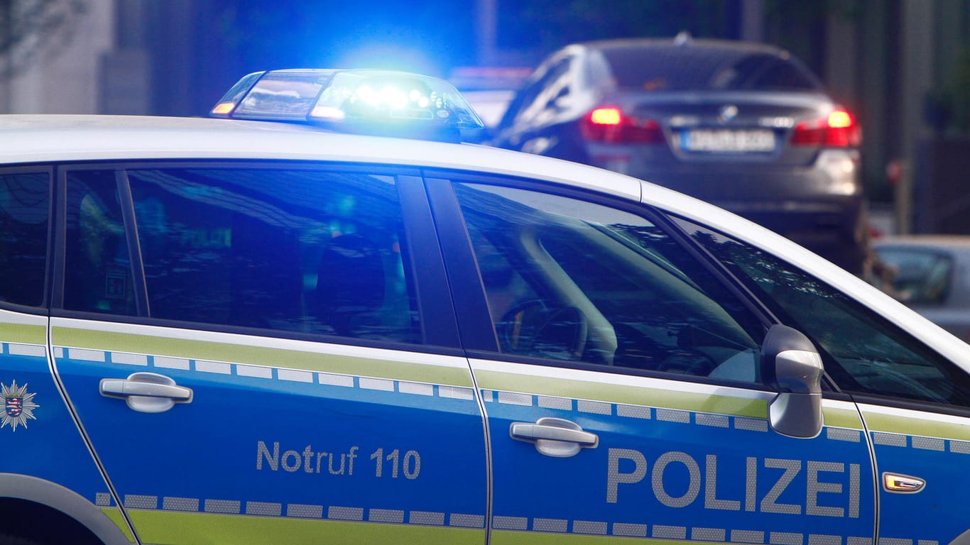 Ein Einsatzwagen der Polizei mit Blaulicht (Symbolbild): In Bonn ist es zu einem Unfall zwischen einem Pkw und einer Straßenbahn gekommen.
