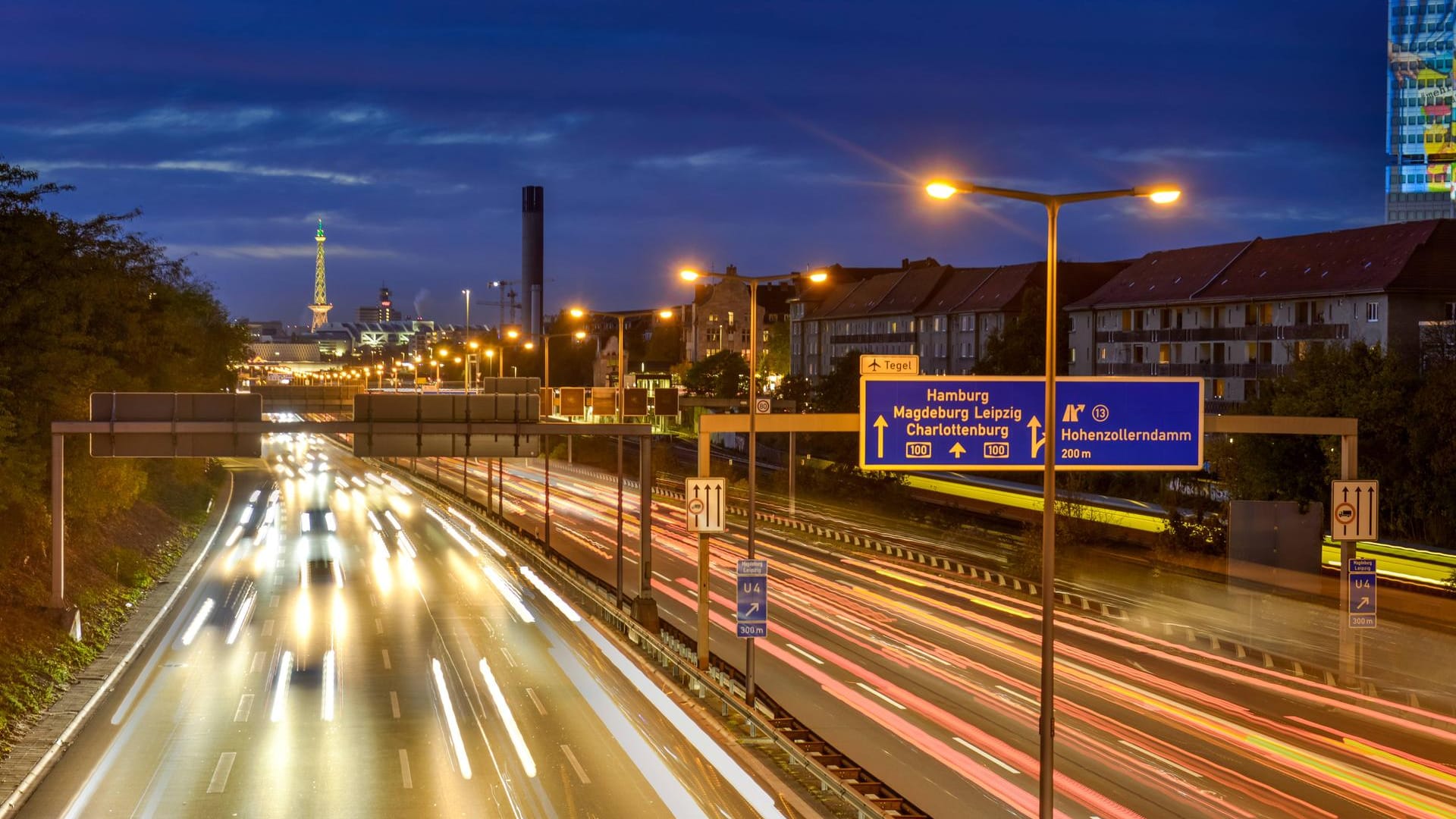 Stadtautobahn A100 in Berlin-Wilmersdorf: Einer Zivilstreife ist auf der Autobahn ein Raser aufgefallen.