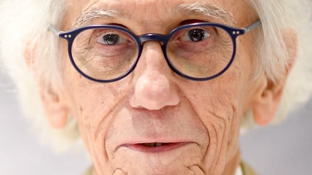 Verhüllungskünstler Christo muss die geplante Verhüllung des Pariser Arc de Triomphe verschieben. Verhüllungskünstler Christo muss die geplante Verhüllung des Pariser Arc de Triomphe verschieben.
