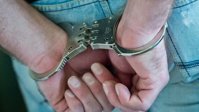 Gegen den Vater hat die Staatsanwaltschaft einen Haftbefehl wegen versuchten Totschlags in Tateinheit mit gefährlicher Körperverletzung beantragt. Gegen den Vater hat die Staatsanwaltschaft einen Haftbefehl wegen versuchten Totschlags in Tateinheit mit gefährlicher Körperverletzung beantragt.