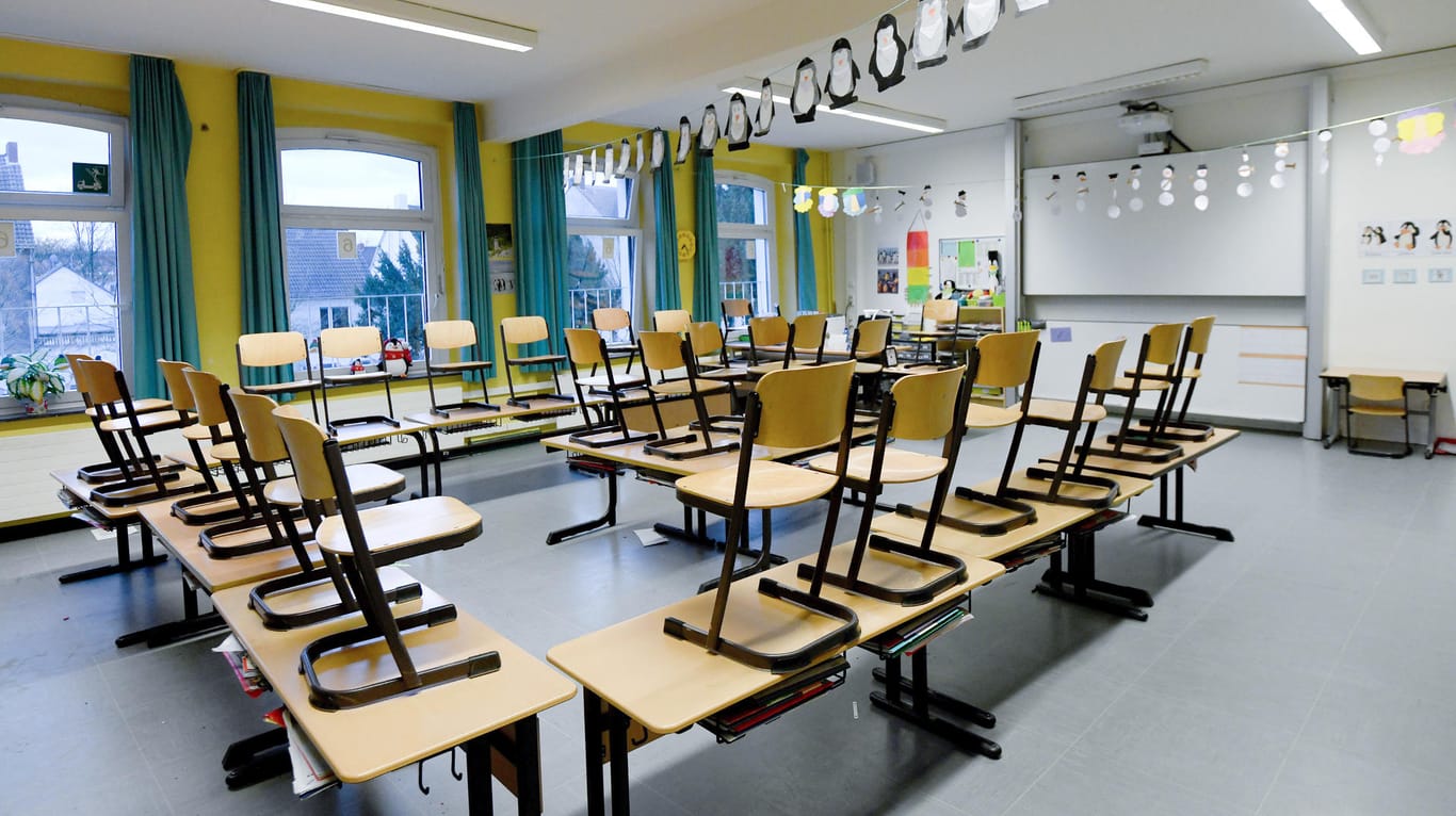 Klassenzimmer einer Grundschule in Gelsenkirchen: Noch ist unklar, wann der Unterricht in den unteren Klassen in NRW wieder beginnen soll.