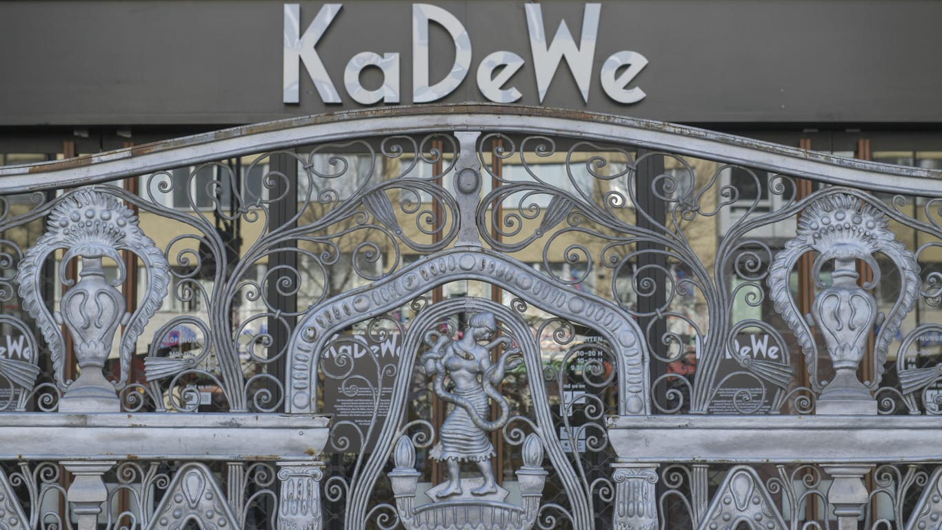 Das Tor des KaDeWe ist zu: Gegen die Senatsentscheidung nur 800 Quadratmeter Verkaufsfläche zu öffnen, wehrte sich das Kaufhaus.