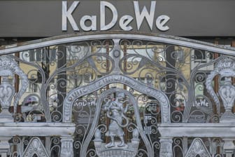 Das Tor des KaDeWe ist zu: Gegen die Senatsentscheidung nur 800 Quadratmeter Verkaufsfläche zu öffnen, wehrte sich das Kaufhaus.