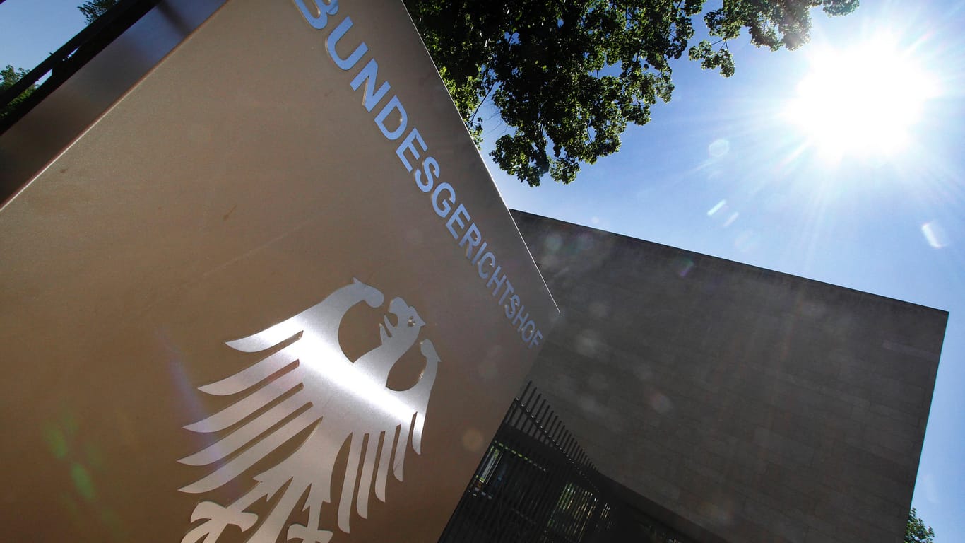 Bundesadler am Eingang zum Bundesgerichtshof in Karlsruhe (Symbolbild): Der Bundesgerichtshof gab dem Landgericht Bielefeld recht.