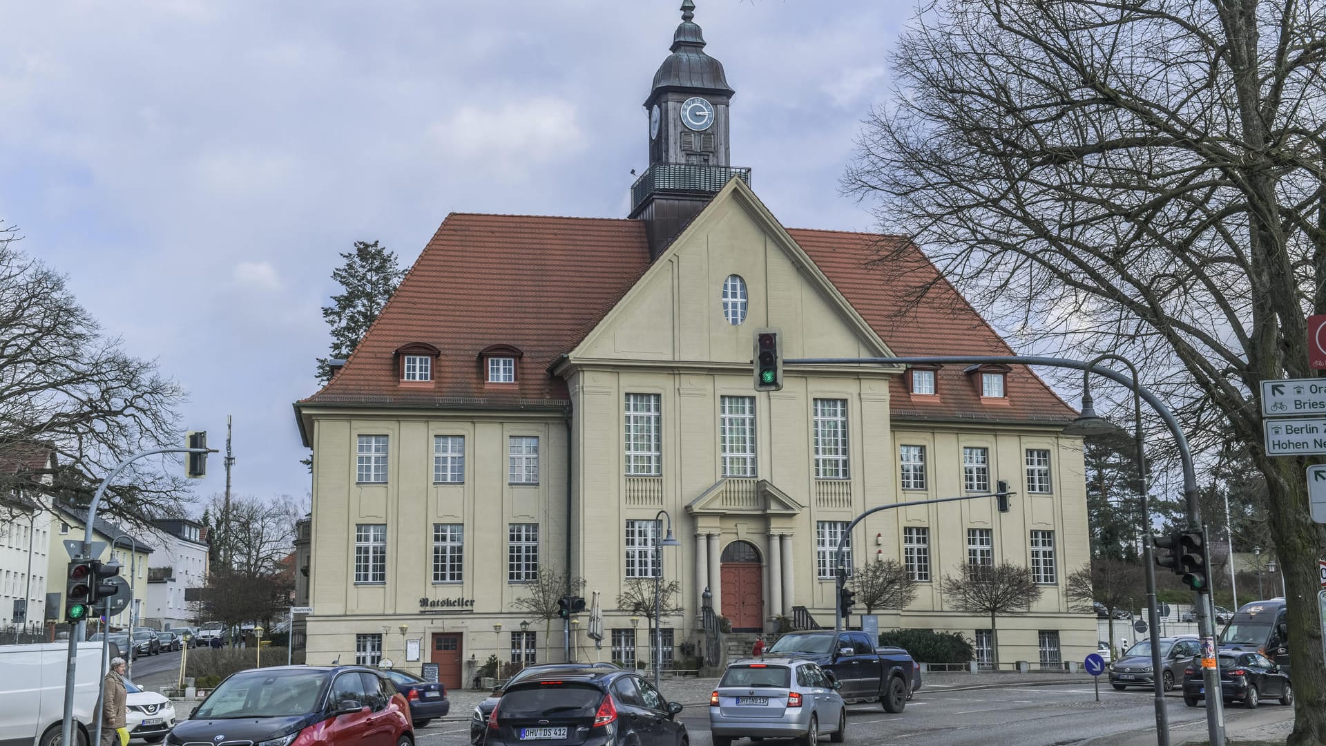 Rathaus Birkenwerder: In Birkenwerder, Hohen Neuendorf sowie Berlin gab es Drogen-Razzien.