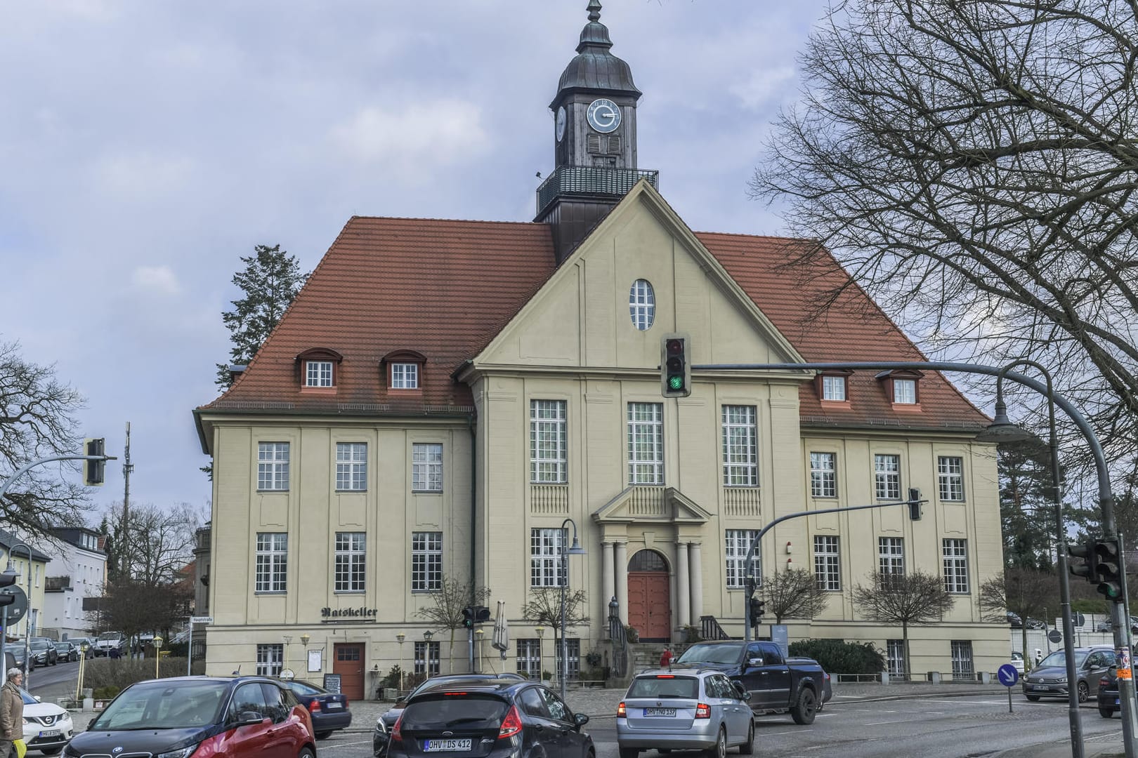 Rathaus Birkenwerder: In Birkenwerder, Hohen Neuendorf sowie Berlin gab es Drogen-Razzien.