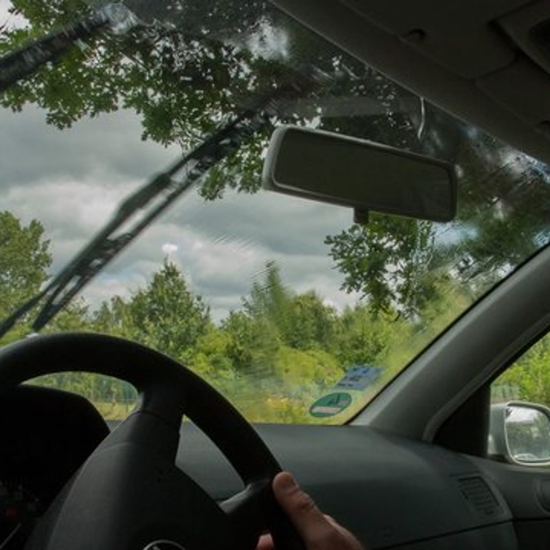 Gegen Insektenreste: Jetzt beim Auto Scheibenreiniger wechseln