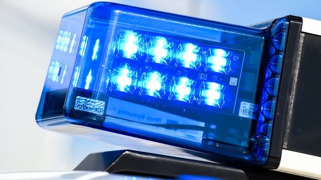 Ein Blaulicht auf dem Dach eines Einsatzfahrzeugs