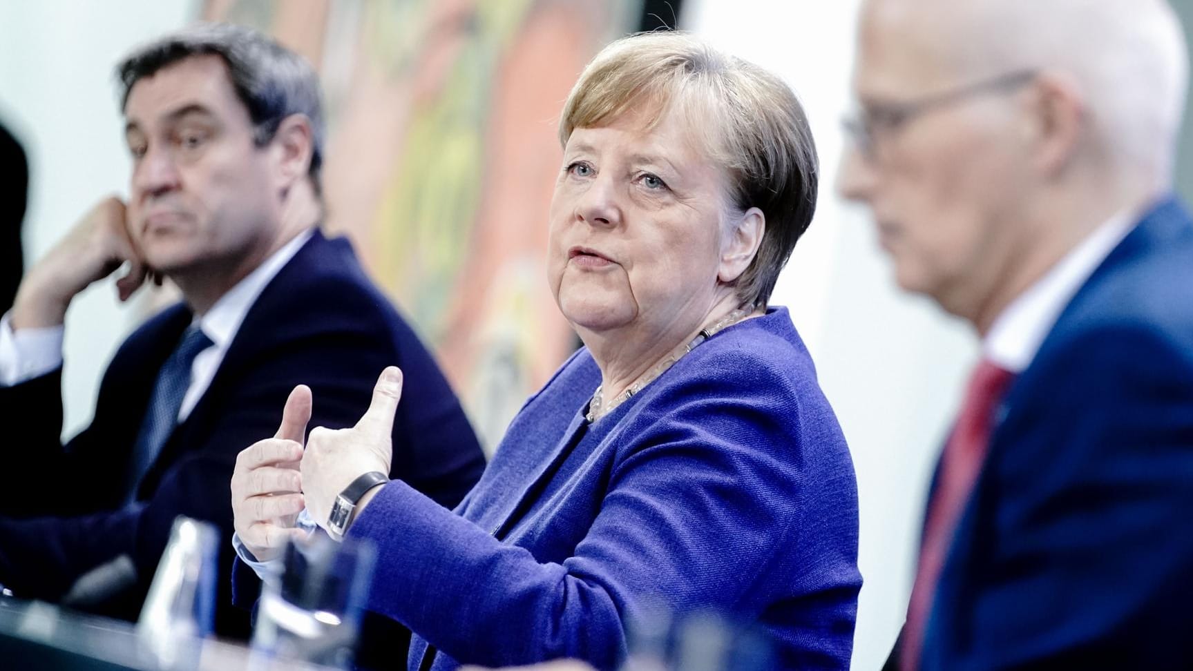 Bundeskanzlerin Angela Merkel (CDU) mit Bayerns Ministerpräsident Markus Söder (CSU) und Hamburgs Erstem Bürgermeister Peter Tschentscher (SPD).