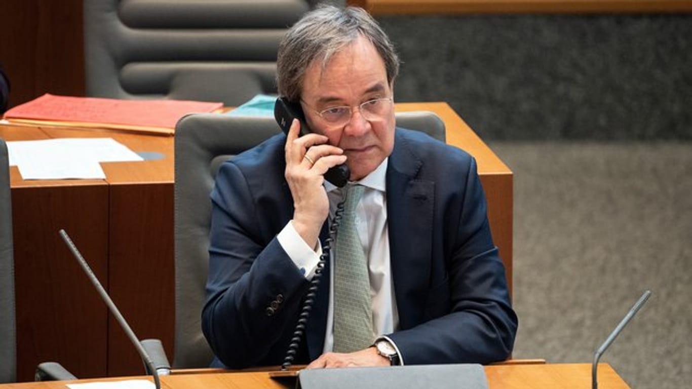 Armin Laschet (CDU) telefoniert im Landtag