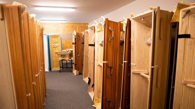 Särge stehen in einem Lagerraum eines Bestattungsunternehmens. Särge stehen in einem Lagerraum eines Bestattungsunternehmens.