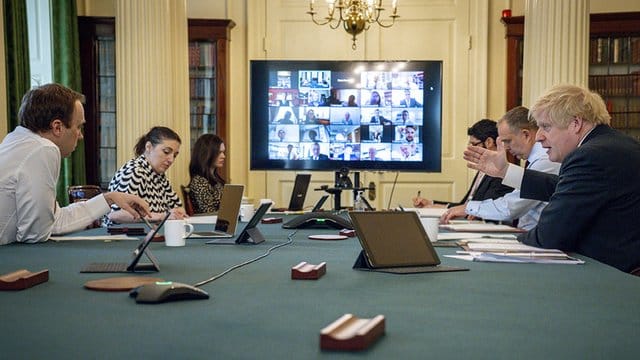 Premier Boris Johnson (vorne r) leitet in der 10 Downing Street erstmals eine Kabinettssitzung per Videokonferenz. Premier Boris Johnson (vorne r) leitet in der 10 Downing Street erstmals eine Kabinettssitzung per Videokonferenz.