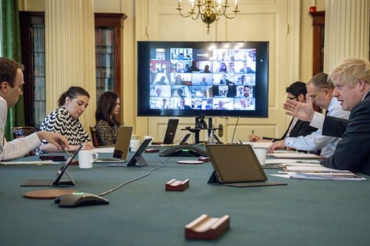 Premier Boris Johnson (vorne r) leitet in der 10 Downing Street erstmals eine Kabinettssitzung per Videokonferenz.