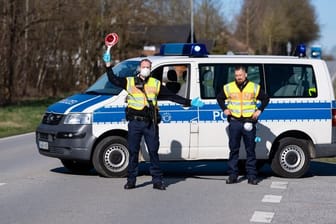 Polizisten stehen in der Nähe von Neuhaus am Inn an einer Kontrollstelle an der Grenze zu Österreich.