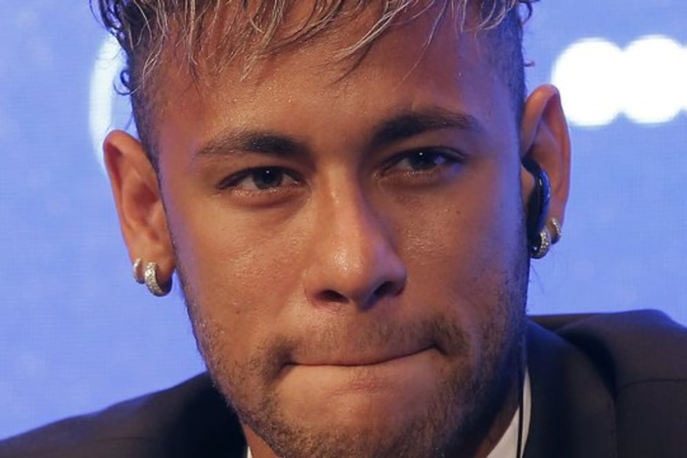 Nach dem Saisonabbruch feiert Neymar den Titelgewinn.
