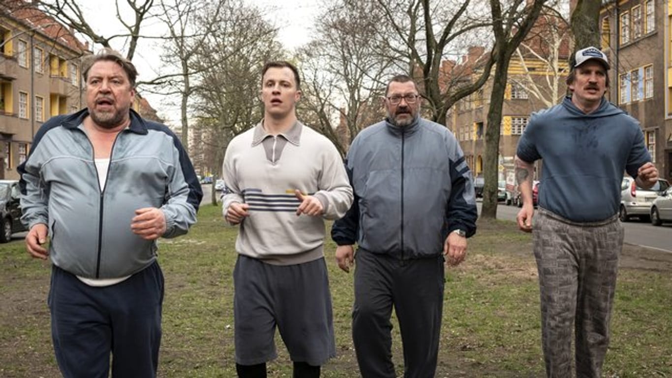 Carlo (Armin Rode), Roger (Tim Kalkhof), Becker (Heiko Pinkowski) und Köll (Karsten Mielke) bereiten sich auf den Lauf ihres Lebens vor (l-r).