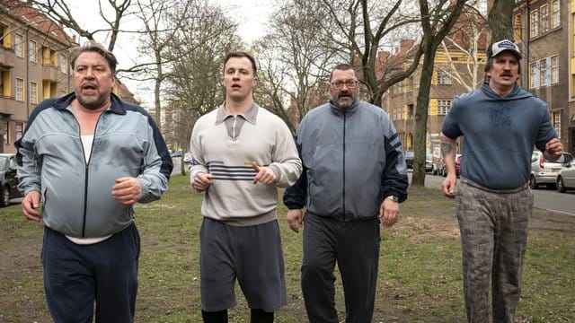 Carlo (Armin Rode), Roger (Tim Kalkhof), Becker (Heiko Pinkowski) und Köll (Karsten Mielke) bereiten sich auf den Lauf ihres Lebens vor (l-r).