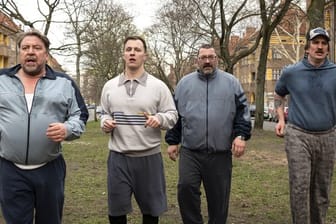 Carlo (Armin Rode), Roger (Tim Kalkhof), Becker (Heiko Pinkowski) und Köll (Karsten Mielke) bereiten sich auf den Lauf ihres Lebens vor (l-r).