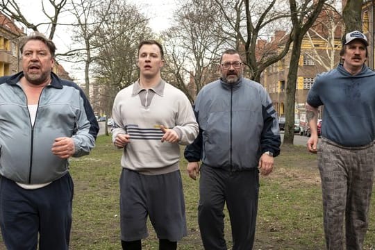 Carlo (Armin Rode), Roger (Tim Kalkhof), Becker (Heiko Pinkowski) und Köll (Karsten Mielke) bereiten sich auf den Lauf ihres Lebens vor (l-r).