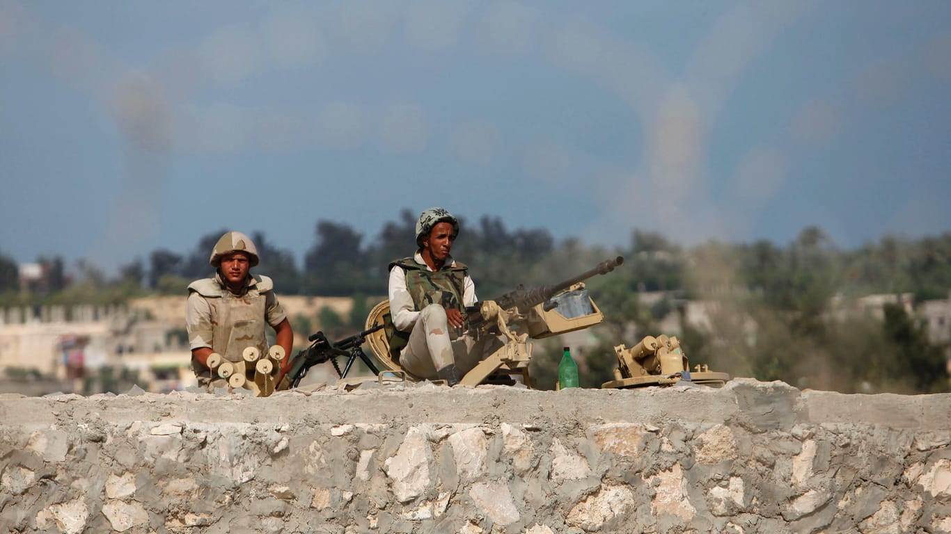Ägyptische Soldaten halten Wache (Archvibild): Bei einem Anschlag sind mehrere Menschen ums Leben gekommen.