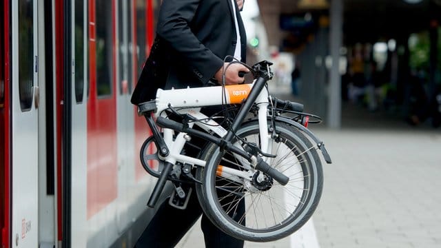 Falträder finden mit ihrer Koffergröße gut im Zugabteil Platz.