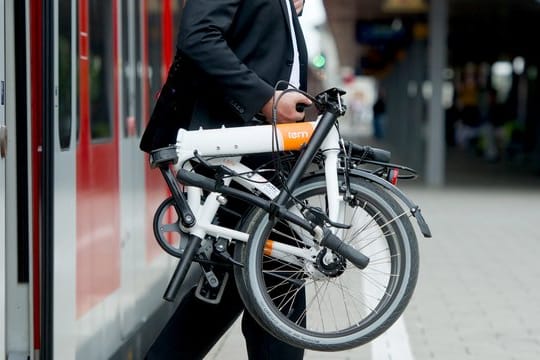 Falträder finden mit ihrer Koffergröße gut im Zugabteil Platz.