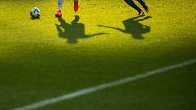 Wohl erst am Mittwoch wird es Neuigkeiten geben, ob und wann die Fußball-Bundesliga ihre Saison fortsetzen kann. Wohl erst am Mittwoch wird es Neuigkeiten geben, ob und wann die Fußball-Bundesliga ihre Saison fortsetzen kann.