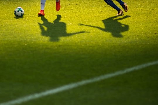 Wohl erst am Mittwoch wird es Neuigkeiten geben, ob und wann die Fußball-Bundesliga ihre Saison fortsetzen kann.