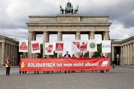 Teilnehmer einer DGB-Aktion zum Tag der Arbeit vor dem Brandenburger Tor.