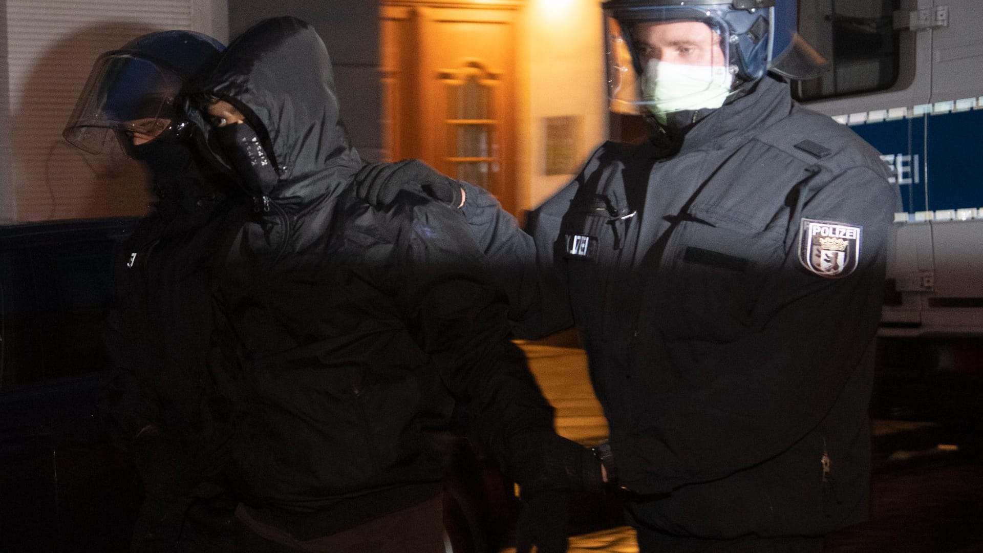 Ein Aktivist wird von Polizeibeamten in Berlin-Friedrichshain abgeführt: Die Hauptstadt-Polizei hat am Vorabend des 1. Mai eine nicht genehmigte Versammlung von Demonstranten aufgelöst.