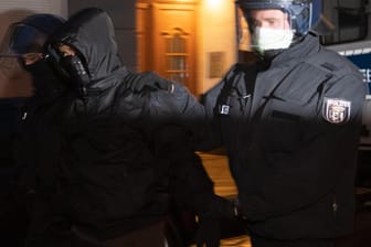 Ein Aktivist wird von Polizeibeamten in Berlin-Friedrichshain abgeführt: Die Hauptstadt-Polizei hat am Vorabend des 1. Mai eine nicht genehmigte Versammlung von Demonstranten aufgelöst.