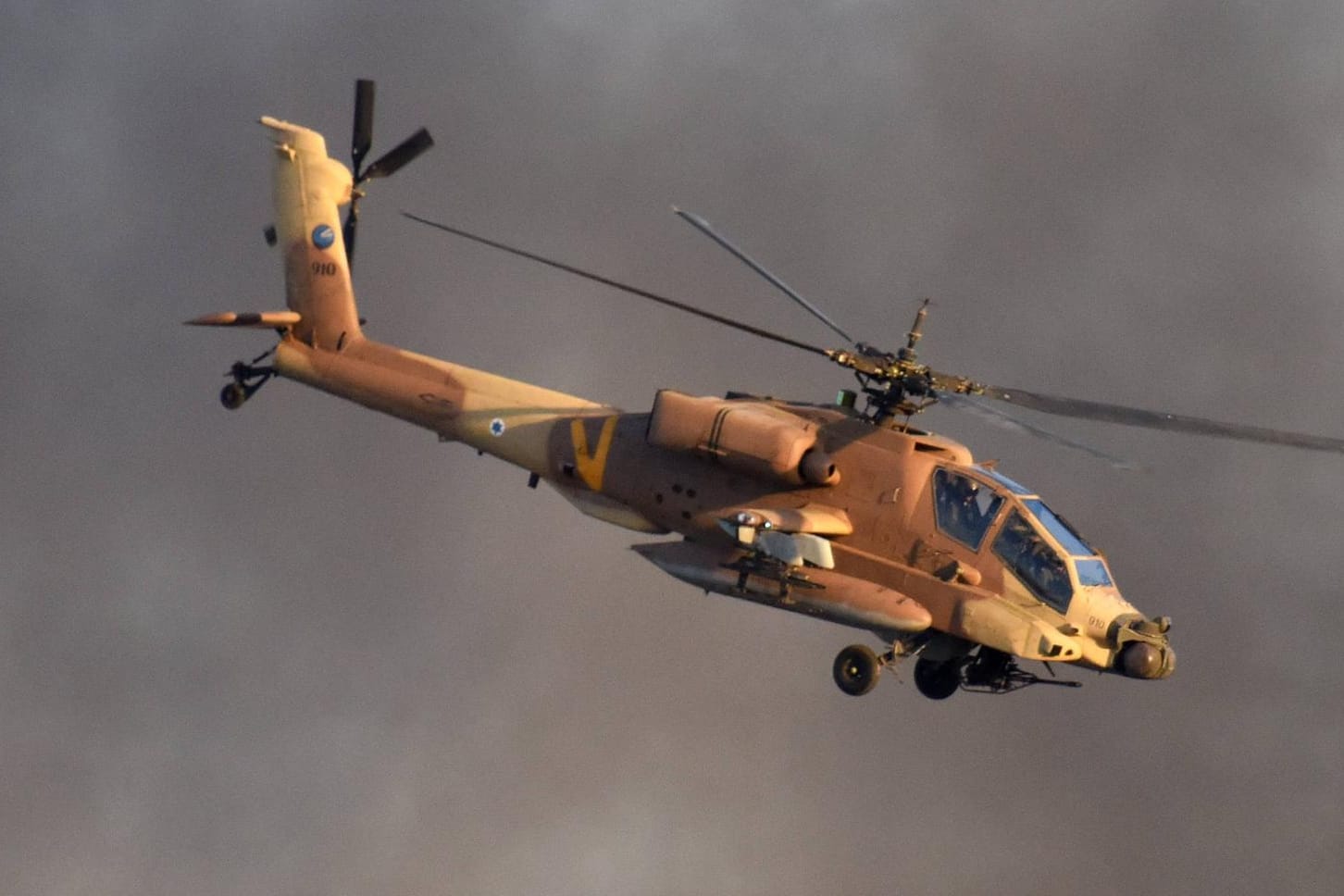 Ein israelischer Kampfhubschrauber: Mehrere Raketen sollen auf Stellungen im Süden Syriens gefeuert worden sein (Symbolbild).