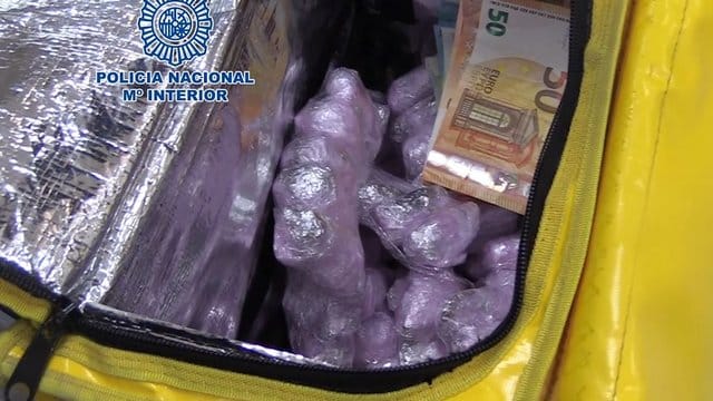 Standbild aus einem von der spanischen Nationalpolizei zur Verfügung gestellten Videos: Drogenpakete im Rucksack eines als Lebensmittellieferant verkleideten Drogenhändlers. Standbild aus einem von der spanischen Nationalpolizei zur Verfügung gestellten Videos: Drogenpakete im Rucksack eines als Lebensmittellieferant verkleideten Drogenhändlers.