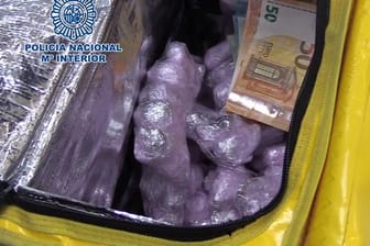 Standbild aus einem von der spanischen Nationalpolizei zur Verfügung gestellten Videos: Drogenpakete im Rucksack eines als Lebensmittellieferant verkleideten Drogenhändlers.