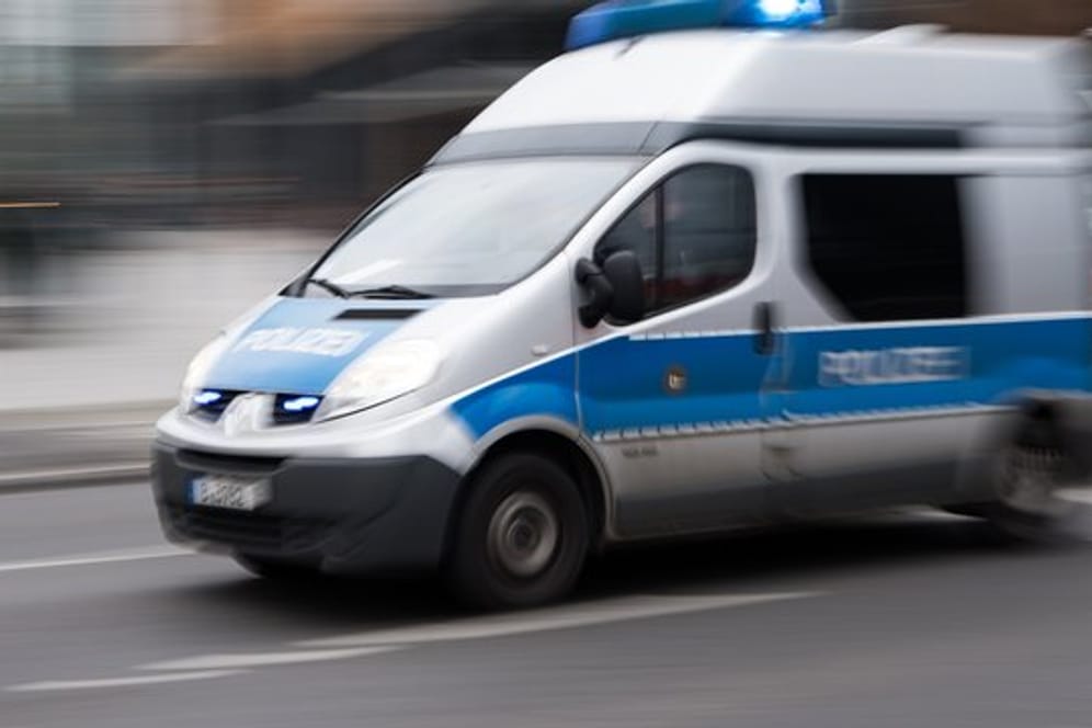 Ein Einsatzfahrzeug der Berliner Polizei ist im Einsatz