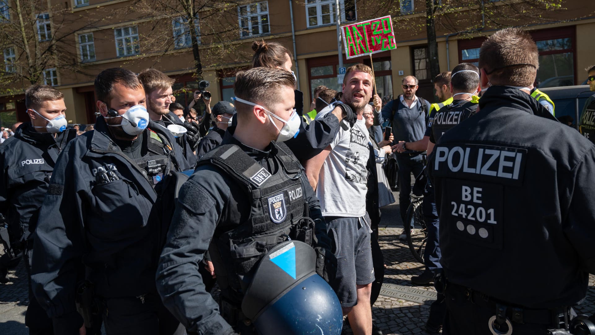 Demonstranten und Polizisten in Berlin: Auch am ersten Mai wird die Berliner Polizei gegen die Demonstranten hart durchgreifen (Archivbild).