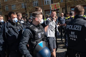 Demonstranten und Polizisten in Berlin: Auch am ersten Mai wird die Berliner Polizei gegen die Demonstranten hart durchgreifen (Archivbild).