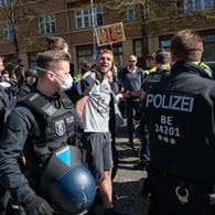 Demonstranten und Polizisten in Berlin: Auch am ersten Mai wird die Berliner Polizei gegen die Demonstranten hart durchgreifen (Archivbild).