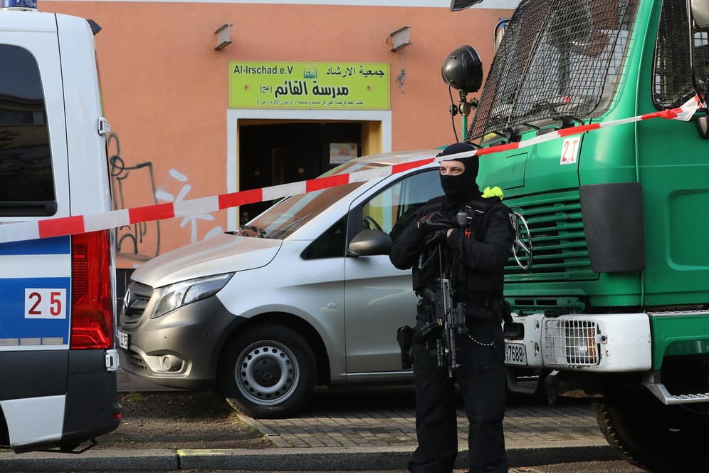 Polizisten durchsuchen die Al-Irschad-Moschee in Berlin: Nach dem Betätigungsverbot gab es am Donnerstag mehrere Razzien gegen Moscheen und Vereine in Deutschland.