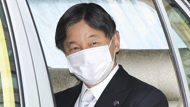 Der japanische Kaiser Naruhito mit Mundschutz.