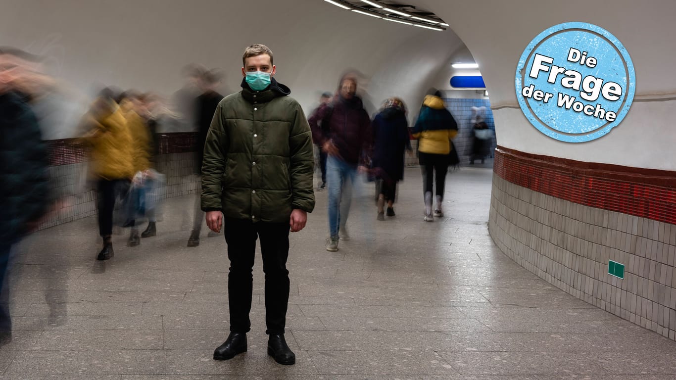 Symbolbild: Ein junger Mann steht in einem U-Bahn-Tunnel.