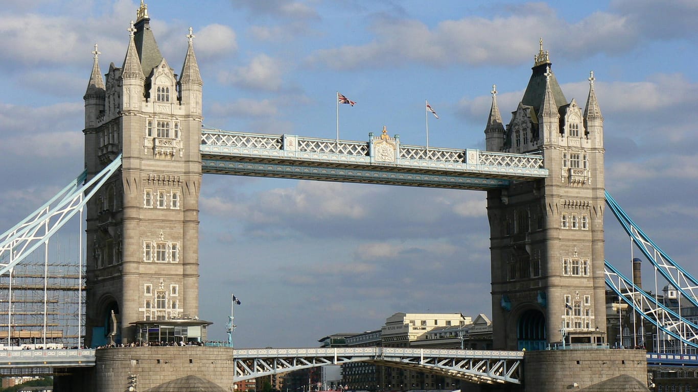Die Tower Bridge in London: Die Brücke ist abgesperrt, nachdem dort ein verdächtiges Päckchen gefunden wurde (Archivbild).