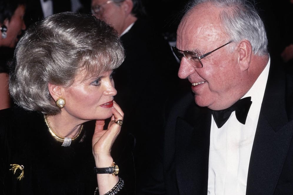 Hannelore und Helmut Kohl: Der damalige Bundeskanzler mit seiner Frau beim Bundespresseball 1997.