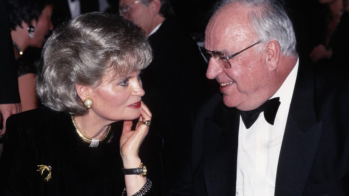 Hannelore und Helmut Kohl: Der damalige Bundeskanzler mit seiner Frau beim Bundespresseball 1997.