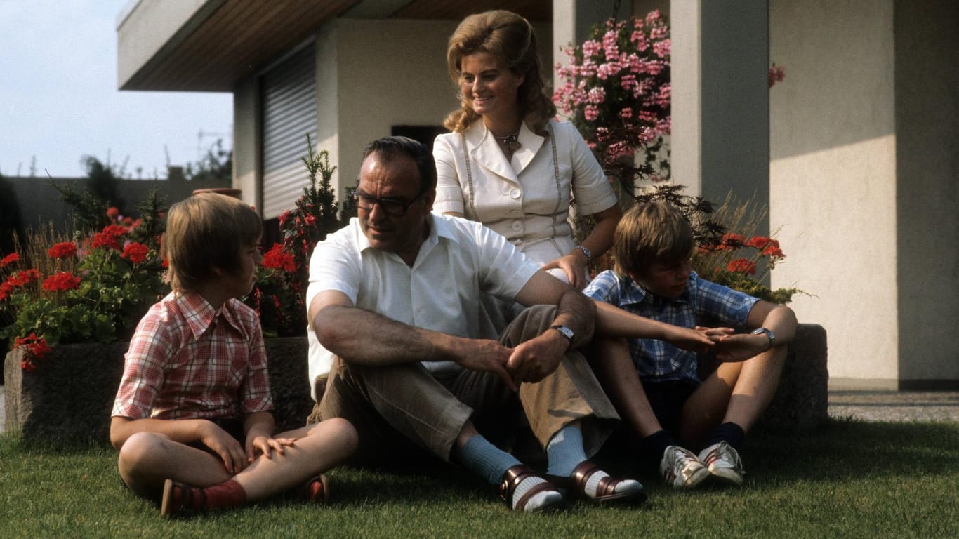 Helmut Kohl (mit Ehefrau Hannelore und seinen Söhnen Walter und Peter in ihrem Garten in Ludwigshafen-Oggersheim: Die Aufnahme stammt wohl aus dem Jahr 1974.