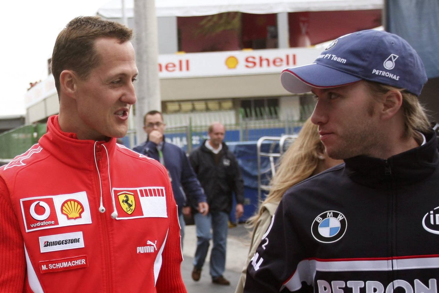 Nick Heidfeld (re.) kritisiert den Fahrstil des siebenmaligen Weltmeisters Michael Schumacher (li.)