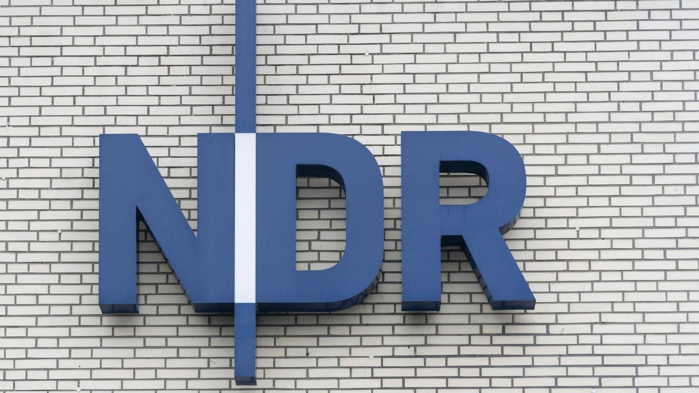 Fassade mit dem Schriftzug NDR (Symbolbild): Die NDR-Tochter Studio Hamburg Enterprises ist für den Vertrieb der Serie "Es war einmal ... das Leben" in Deutschland zuständig.