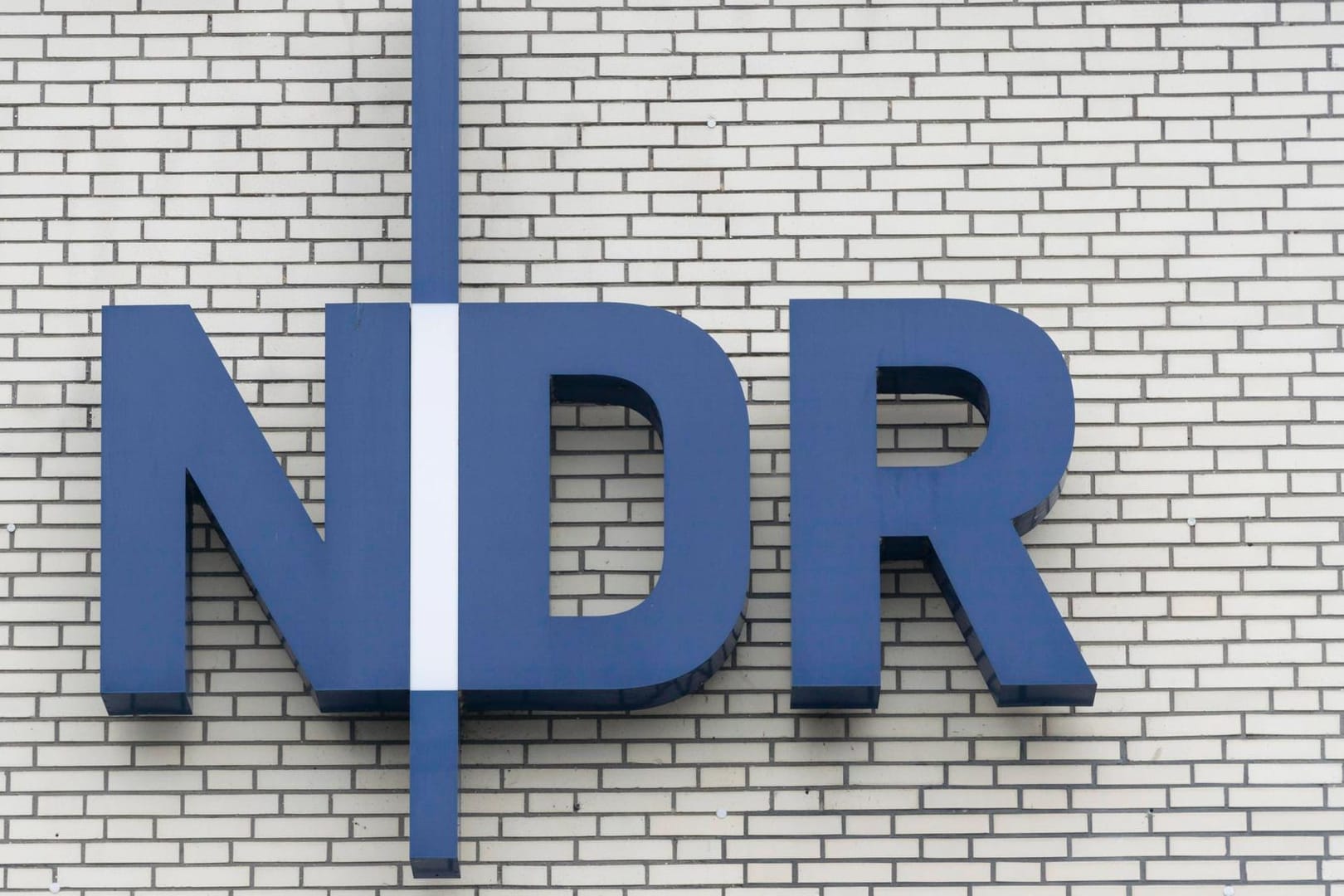 Fassade mit dem Schriftzug NDR (Symbolbild): Die NDR-Tochter Studio Hamburg Enterprises ist für den Vertrieb der Serie "Es war einmal ... das Leben" in Deutschland zuständig.